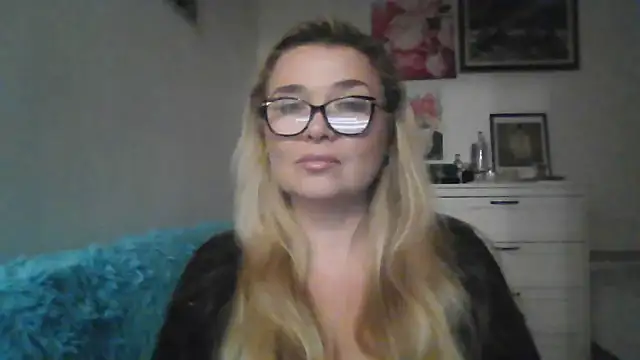 Snapshot of Myrienna chatting on 10/03/25, 10:44 Myrienna online show from 10/03/25, 10:44