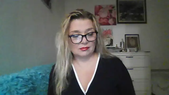 Snapshot of Myrienna chatting on 10/12/25, 10:44 Myrienna online show from 10/12/25, 10:44