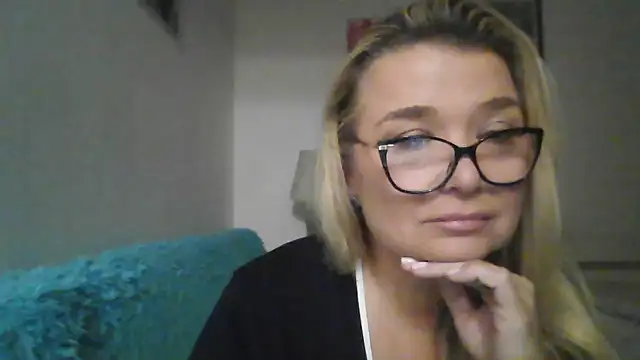 Snapshot of Myrienna chatting on 10/02/25, 08:56 Myrienna online show from 10/02/25, 08:56