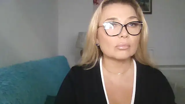 Snapshot of Myrienna chatting on 09/30/25, 07:42 Myrienna online show from 09/30/25, 07:42