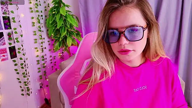 KellyHayden online show from 11/16/25, 04:23