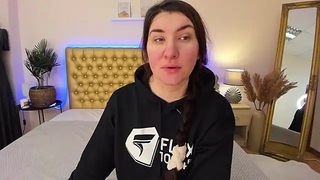 TrishaDarks online show from 02/01/26, 06:22