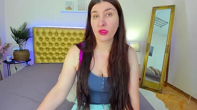 TrishaDarks online show from 05/25/26, 05:07