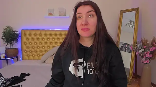 TrishaDarks online show from 03/07/26, 06:20