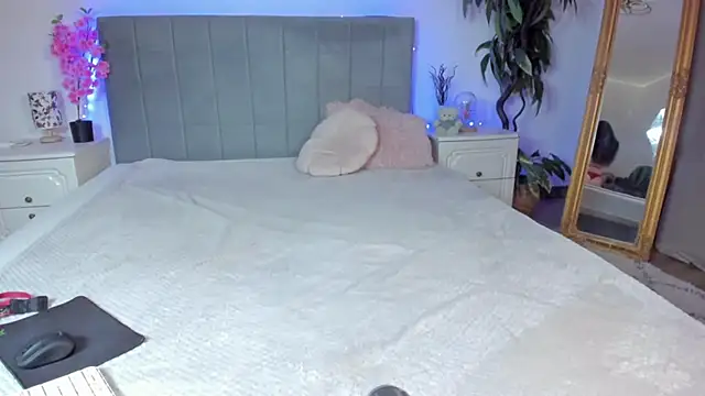 TrishaDarks online show from 11/08/25, 08:51