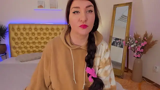 TrishaDarks online show from 03/12/26, 06:17