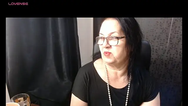 Snapshot of MissSanjanne chatting on 12/17/25, 05:01 MissSanjanne online show from 12/17/25, 05:01