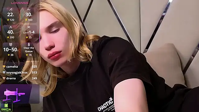 Snapshot of RobertDevine chatting on 12/16/25, 03:55 RobertDevine online show from 12/16/25, 03:55