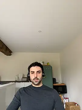 Snapshot of eauminerale chatting on 02/13/26, 01:11 eauminerale online show from 02/13/26, 01:11