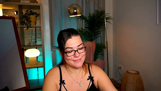 Snapshot of mrs_fllowerr chatting on 12/02/25, 05:03 mrs fllowerr online show from 12/02/25, 05:03