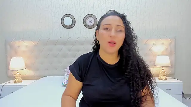 VaniaRose online show from 10/12/25, 01:45