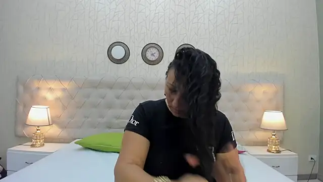 VaniaRose online show from 12/18/25, 05:28