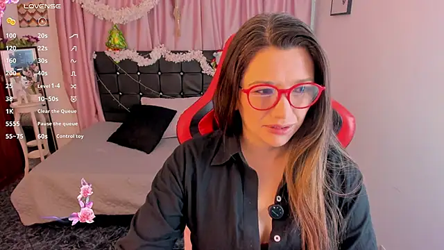 Snapshot of Hanna_MA chatting on 12/18/25, 02:43 Hanna MA online show from 12/18/25, 02:43