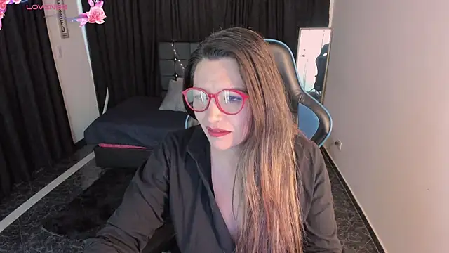 Snapshot of Hanna_MA chatting on 10/23/25, 03:43 Hanna MA online show from 10/23/25, 03:43