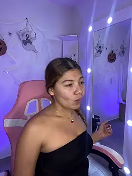 Snapshot of Gaby_002 chatting on 10/18/25, 02:13 Gaby 002 online show from 10/18/25, 02:13
