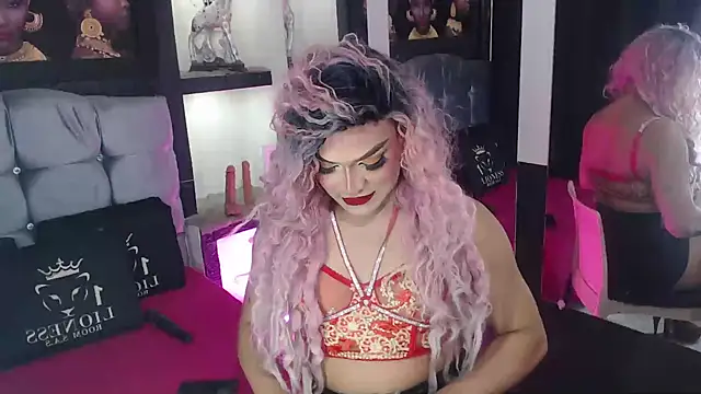 Snapshot of Sophia_hott01 chatting on 09/25/25, 12:00 Sophia hott01 online show from 09/25/25, 12:00