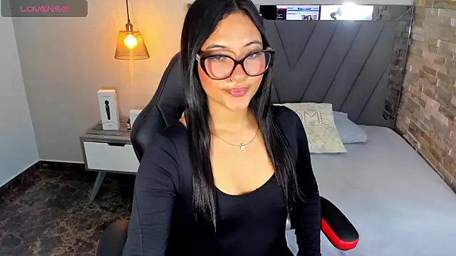 Snapshot of SYLVANA_REY4 chatting on 10/04/25, 07:26 SYLVANA REY4 online show from 10/04/25, 07:26