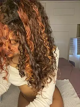 PrettyLia online show from 11/08/25, 04:10