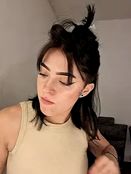 Snapshot of Zafira_ chatting on 11/18/25, 04:43 Zafira online show from 11/18/25, 04:43