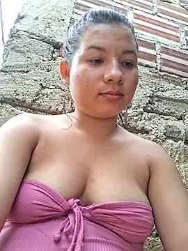 Snapshot of hot-mom22 chatting on 10/17/25, 01:35 hot-mom22 online show from 10/17/25, 01:35