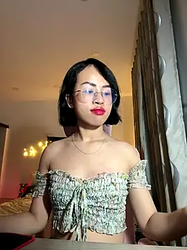 Snapshot of EllieYoon chatting on 12/04/25, 03:22 EllieYoon online show from 12/04/25, 03:22