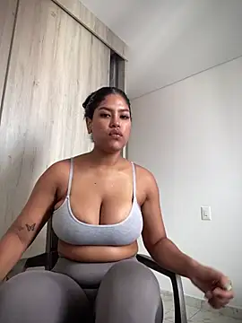 miiabrown18 online show from 10/22/25, 03:33