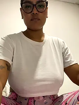 miiabrown18 online show from 10/15/25, 01:48