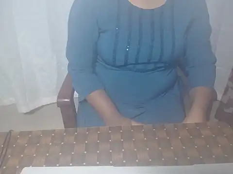 Snapshot of henakhan32 chatting on 10/10/25, 04:57 henakhan32 online show from 10/10/25, 04:57