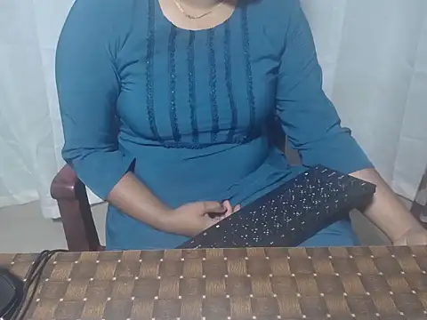 Snapshot of henakhan32 chatting on 10/11/25, 02:56 henakhan32 online show from 10/11/25, 02:56