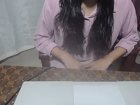 Snapshot of henakhan32 chatting on 10/06/25, 05:30 henakhan32 online show from 10/06/25, 05:30