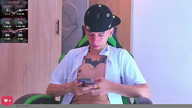 Snapshot of Skinny_batman chatting on 10/14/25, 02:12 Skinny batman online show from 10/14/25, 02:12