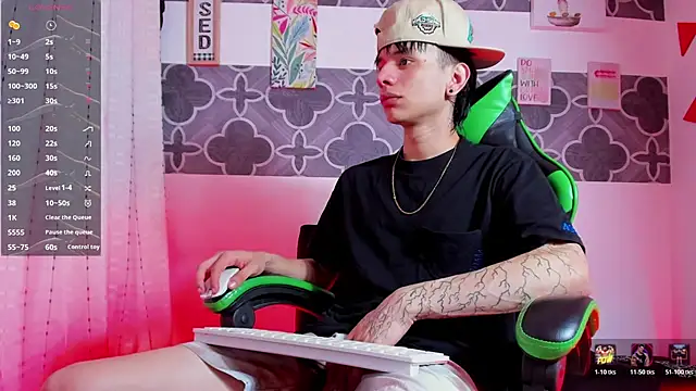 Snapshot of Skinny_batman chatting on 12/22/25, 08:09 Skinny batman online show from 12/22/25, 08:09