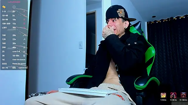 Snapshot of Skinny_batman chatting on 01/10/26, 10:27 Skinny batman online show from 01/10/26, 10:27