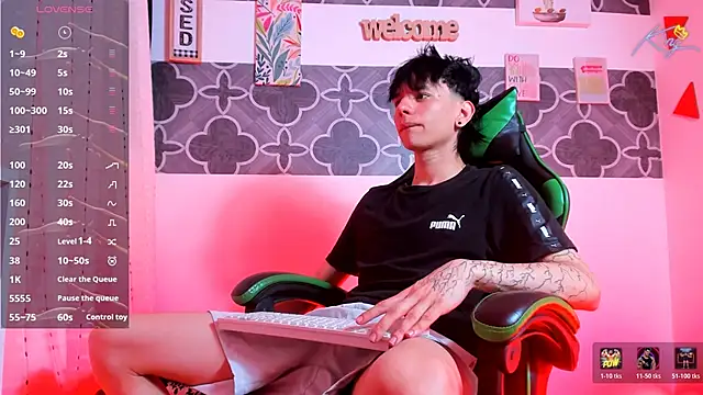 Snapshot of Skinny_batman chatting on 01/18/26, 10:46 Skinny batman online show from 01/18/26, 10:46