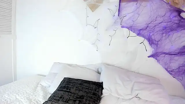 CharlottePetitte online show from 10/30/25, 08:06