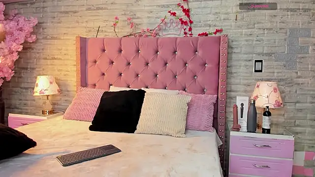 Snapshot of NaiaWhisper chatting on 02/22/26, 01:02 NaiaWhisper online show from 02/22/26, 01:02