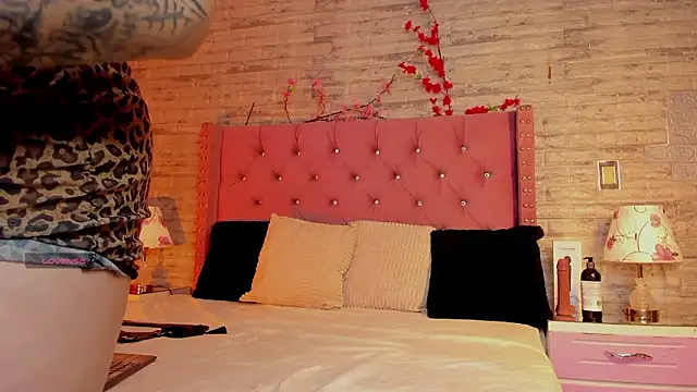 Snapshot of NaiaWhisper chatting on 02/26/26, 01:00 NaiaWhisper online show from 02/26/26, 01:00