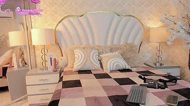 Snapshot of NaiaWhisper chatting on 12/21/25, 04:25 NaiaWhisper online show from 12/21/25, 04:25