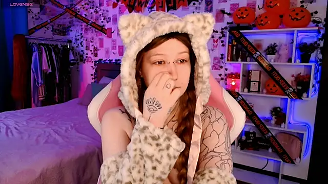 Ayla Hicks online show from 10/25/25, 04:22