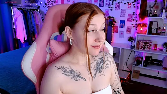 Ayla Hicks online show from 11/11/25, 03:23