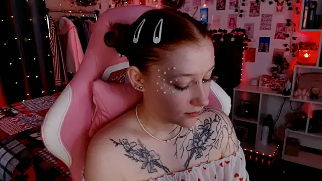 Ayla Hicks online show from 12/01/25, 08:42