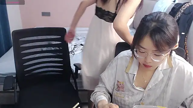 redrose520 online show from 10/10/25, 12:06