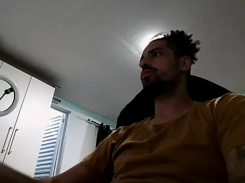 Snapshot of Yunero chatting on 10/11/25, 02:12 Yunero online show from 10/11/25, 02:12