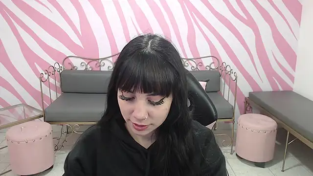 Snapshot of saabrina_ chatting on 12/18/25, 01:15 saabrina online show from 12/18/25, 01:15