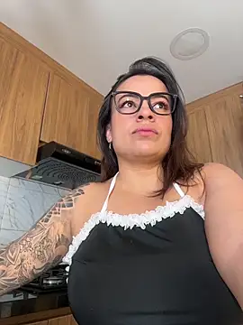 Snapshot of liz_and_thiago chatting on 05/15/26, 01:53 liz and thiago online show from 05/15/26, 01:53