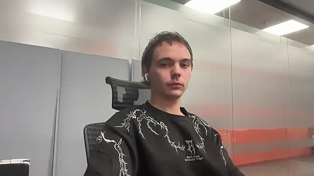 Snapshot of apachai_test chatting on 04/06/26, 11:44 apachai test online show from 04/06/26, 11:44