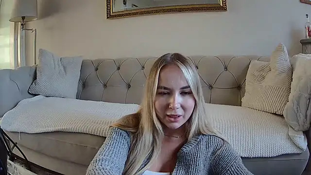 Snapshot of BarbieDolly_x chatting on 10/06/25, 04:41 BarbieDolly x online show from 10/06/25, 04:41