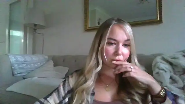 Snapshot of BarbieDolly_x chatting on 09/23/25, 05:42 BarbieDolly x online show from 09/23/25, 05:42