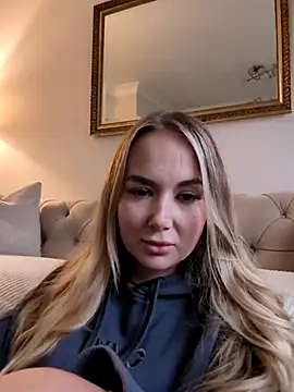 Snapshot of BarbieDolly_x chatting on 10/15/25, 03:53 BarbieDolly x online show from 10/15/25, 03:53