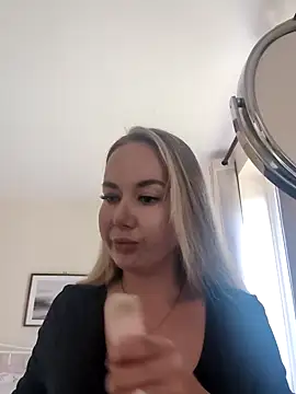 Snapshot of BarbieDolly_x chatting on 09/24/25, 10:33 BarbieDolly x online show from 09/24/25, 10:33